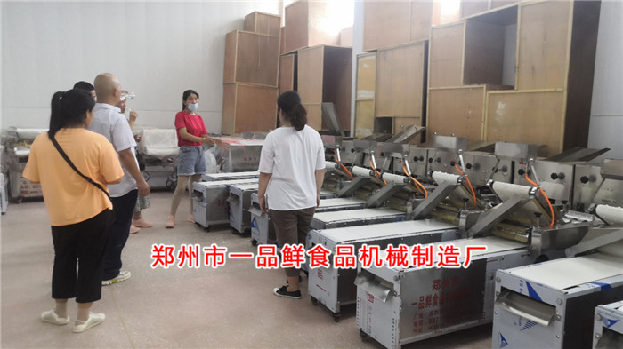 開(kāi)封客戶(hù)考察一品鮮燴面機(jī)
