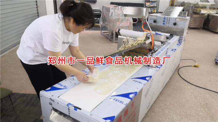工作人員對(duì)客戶訂購(gòu)設(shè)備進(jìn)行調(diào)試生產(chǎn)