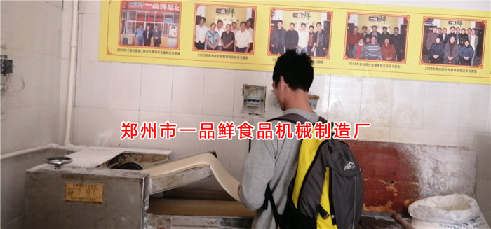 客戶(hù)在店面學(xué)習(xí)生產(chǎn)流程