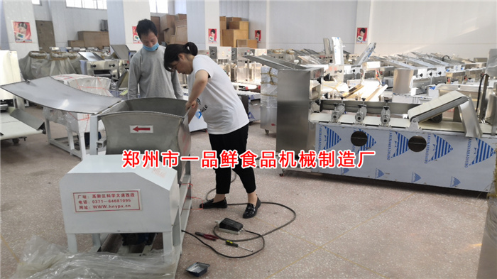 工作人員為客戶(hù)調(diào)試和面機(jī)